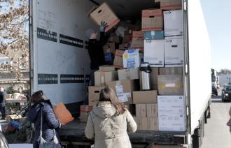Ein LKW wird mit Spenden für die Ukraine beladen.