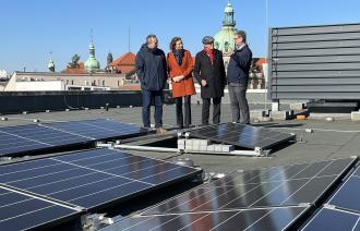 Bernd Richter, Sophia Eltrop, Burkhard Exner und Eckhard Veil beim Pressetermin Photovoltaik auf Schuldächern