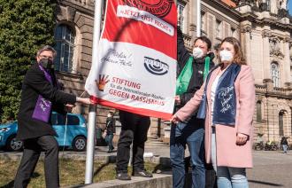 Mit Beginn der Internationalen Wochen gegen Rassismus wurde am Montag, den 14. März 2022 vor dem Potsdamer Rathaus die Flagge der Internationalen Wochen gehisst