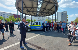 Oberbürgermeister Mike Schubert begrüßt die Stadtteilspaziergänger in Drewitz auf dem Ernst-Busch-Platz
