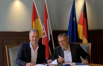 Prof. Dr. Philipp Misselwitz und Bürgermeister Burkhard Exner bei der Unterzeichnung der Kooperationsvereinbarung Bauhaus der Erde
