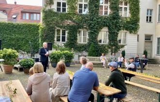 Der Beigeordnete Bernd Rubelt eröffnet den Tag des offenen Denkmals 2022 in der Großen Stadtschule