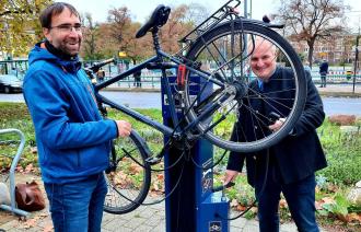 Der Beigeordnete Bernd Rubelt (re.) und der Radverkehrsbeauftragte Torsten von Einem eröffnen die Fahrrad-Reparaturstation am Bildungsforum