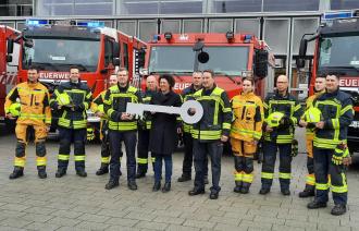 Übergabe fünf neuer Tanklöschfahrzeuge an die Freiwilligen Feuerwehren mit Beigeordnete Brigitte Meier und Feuerwehrchef Ralf Krawinkel.