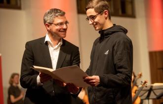 Oberbürgermeister Mike Schubert übergibt den Sonderpreis an Stephan Gottschall beim Landeswettbewerb "Jugend musiziert" 2023.