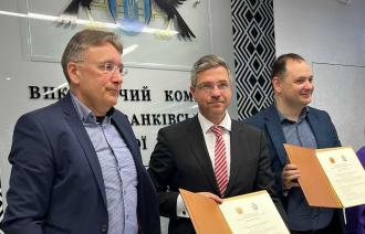 Mike Schubert gemeinsam mit Amtskollegen Ruslan Marcinkiw und Pete Heuer bei der Unterzeichnung des Vertrages zur Städtepartnerschaft