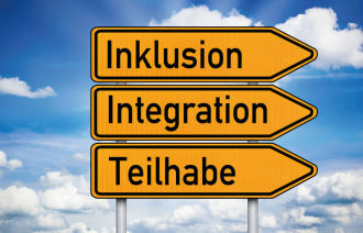 Drei Vrkehrspfeile mit den Worten: Inklusion, Integration, Teilhabe