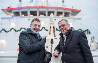 Oberbürgermeister a.D. Jann Jakobs und Burkhard Exner auf dem neuen Schiff "Potsdam" der Bundespolizei.