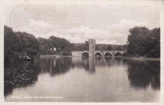 Auf der Postkarte ist die alte Nedlitzer Nordbrücke um 1920 zu sehen.