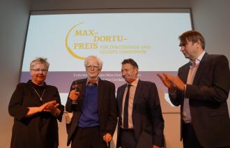 Verleihung des Max-Dortu-Preises an Hans-Christian Ströbele (2.v.l.) mit der SVV-Vorsitzenden Birgit Müller, Oberbürgermeister Jann Jakobs und dem Laudator, der stellvertretende Spiegel-Chefredakteur Dirk Kurbjuweit (v.l.).