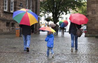 Familie mit Regenschirm
