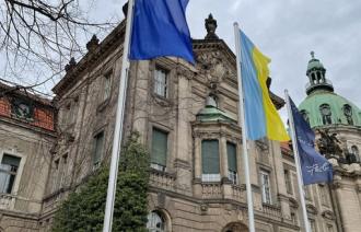 Rathaus hisst die Ukraine-Flagge.