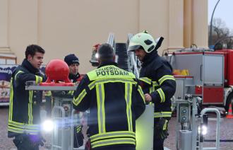 Zum bundesweiten Warntag 2022 informiert die Feuerwehr Potsdam am Brandenburger Tor zum Thema Bevölkerungswarnung. Foto: Landeshauptstadt Potsdam/ Uta Schulz 