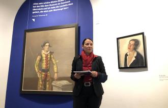 Jutta Götzmann, Direktorin des Potsdam Museums, führt durch die neue Ausstellung. Foto: Landeshauptstadt Potsdam/ Christine Homann