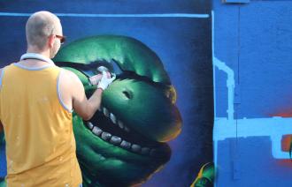 Farbe für den Bauzaun am neuen Bad: Graffiti-Künstler bringen ihre Motive an den 300 Meter langen Zaun.