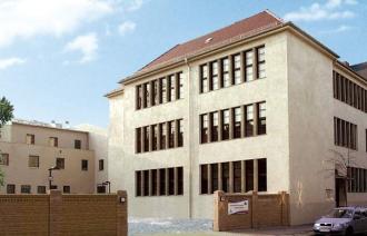 Im ehemaligen Schulgebäude und dem großen Neubau sind jetzt das „Haus der Jugend“ und die Potsdamer Jugendherberge untergebracht.