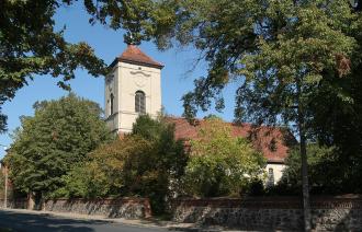 Das Foto zeigt die Dorfkirche Fahrland im Jahr 2002.