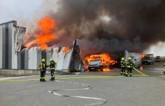 Lage vor  Ort am Samstag kurz mach Eintreffen der Einsatzkräfte beim Lagerhallenbrand in Fahrland