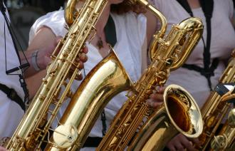 Saxophone werden von Jugendlichen gespielt - Open Air Feeling