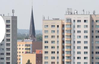 Das Bild zeigt Hochhäuser und historische Gebäude in Potsdam. Darüber ist eine Sprechblase mit der Frage: Wie wollen wir wohnen?