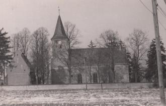 Das Foto zeigt die Südansicht der Dorfkirche Groß Glienicke Anfang der 1970er Jahre.