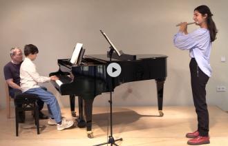 Ein klassisches Duo mit jugendlicher Flötistin und jungem Pianisten bei einer Probe
