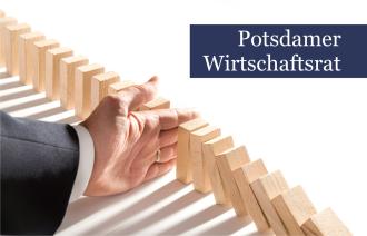 Das Bild zeigt die Hand eines Mannes in einer Reihe Dominosteine. Der Schriftzug auf dem Bild lautet: Potsdamer Wirtschaftsrat.
