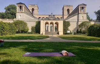 Yoga am Belvedere, Foto: Kathrin Mroß, Lizenz: © SPSG/FVP