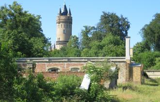 Historische Hofgärtnerei im Park Babelsberg mit Blick auf den Flatowturm, Foto: Anne-Grit Reichelt, Lizenz: SPSG