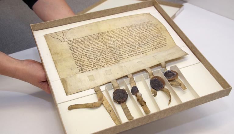 Urkunde aus dem 14. Jahrhundert mit Siegeln über den Verkauf einer Lehmgrube in Bornstedt an die Stadt Potsdam aus dem Bestand des Stadtarchivs