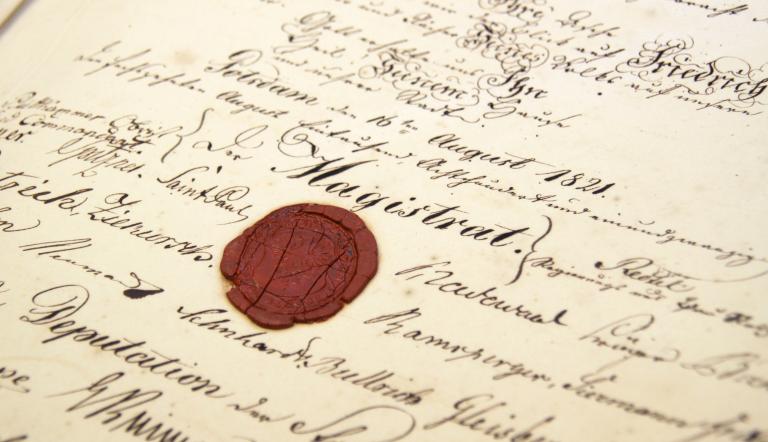 rotes Wachssiegel auf der handschriftlichen Chronik des Oberbürgermeisters Wilhelm Saint Paul von 1821