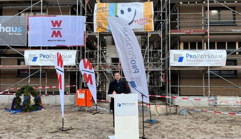 Richtfest Wieselkiez, Oberbürgermeister Mike Schubert vor dem neuen Gebäude