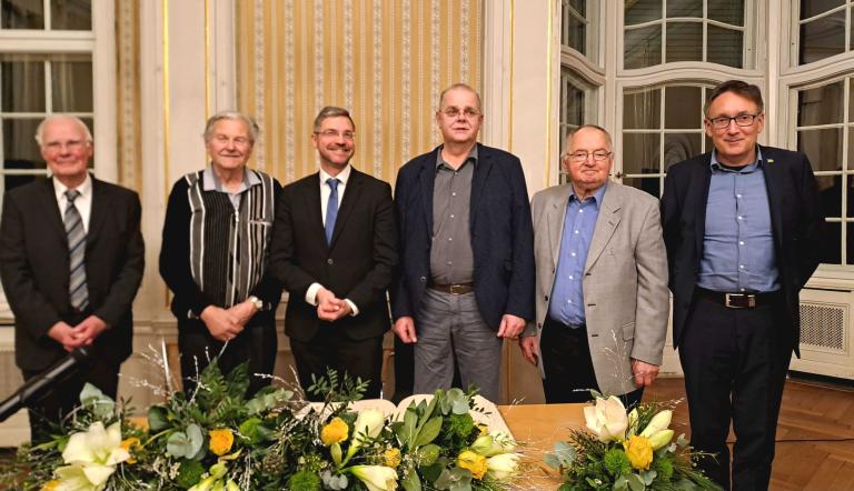 Siegfried Seidel, Mike Wagner, Hans-Jürgen Schröter und Dr. Hans-Ulrich Klitz tragen sich ins Goldene Buch der Landeshauptstadt ein