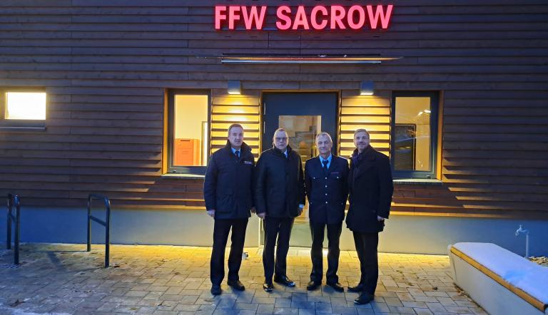 Oberbürgermeister Mike Schubert übergibt zusammen mit Minister Michael Stübgen und Feuerwehrchef Ralf Krawinkel den Neubau des Feuerwehrhauses an die FFW Sacrow.