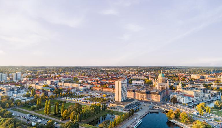 Luftbild von Potsdam mit Blick auf den Landtag.