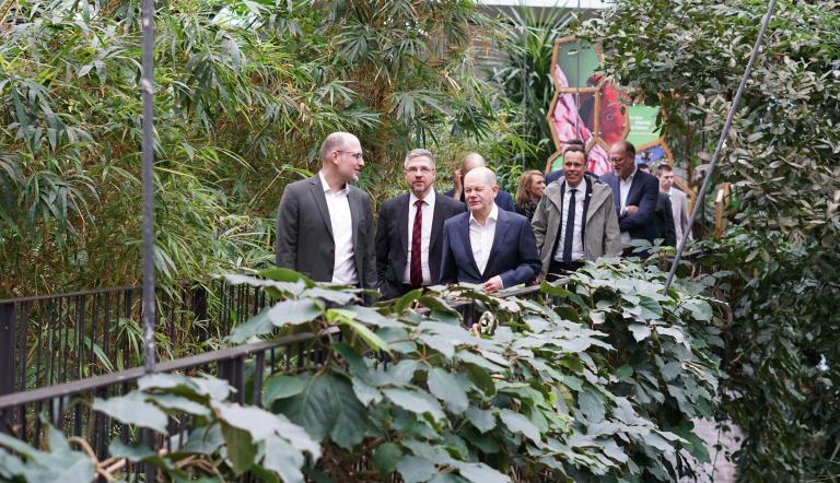Oberbürgermeister Mike Schubert und Bundeskanzler Olaf Scholz informieren sich über die Smart-City-Projekte Potsdam in der Biosphäre Potsdam.