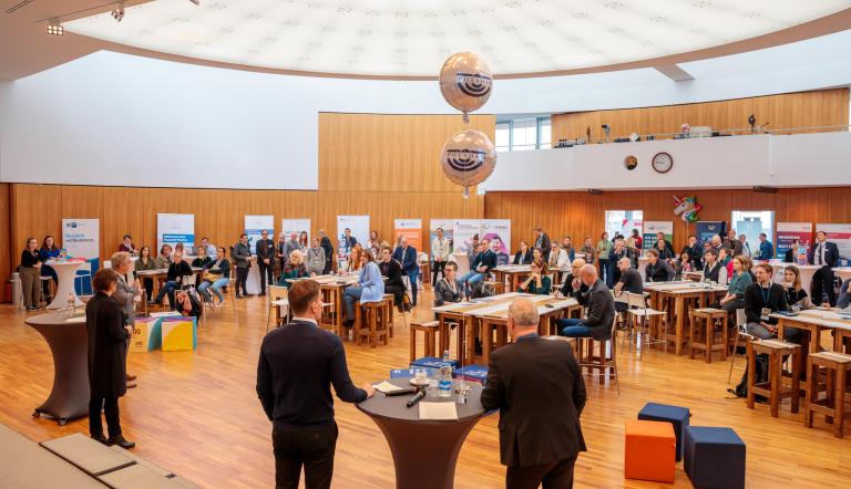 Menschen beim GründerTag 2023 im Havel-Saal der IHK Potsdam