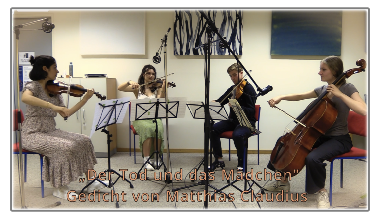 In einem legeren Aufnahmeraum musizieren vier ältere Jugendliche mit Violinen, Bratsche und Cello.