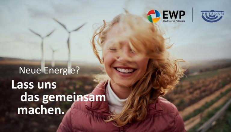 Lachende Frau vor einem Windrad mit Text "Neue Energie? Lass uns das gemeinsam machen."