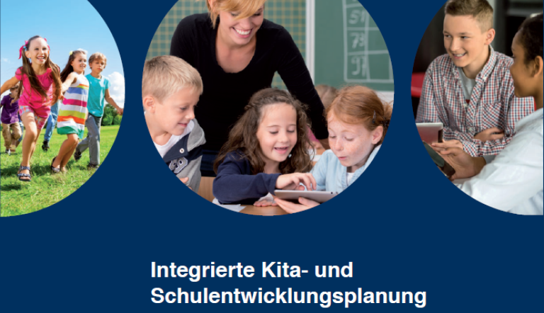 Spielende Kinder, eine Lehrerin mit Schülern, lernende Schüler; Text: Integrierte Kita- und Schulentwicklungsplanung