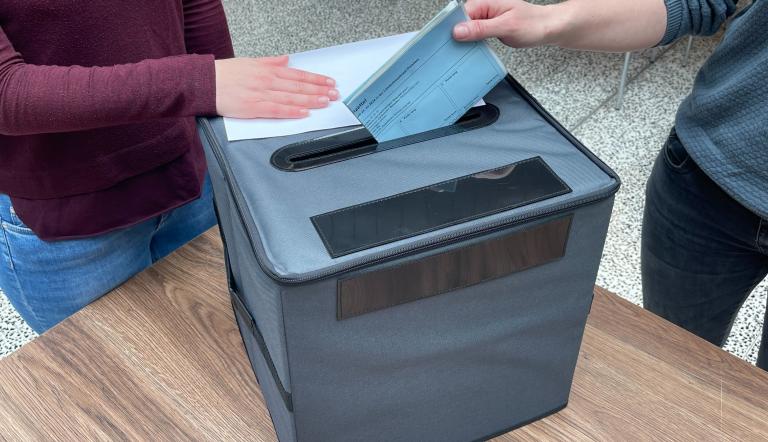 Einwurf eines Stimmzettel bei einer Wahl