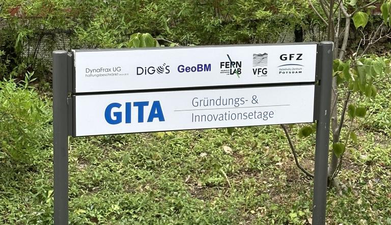 Schild vor dem Haus der Gründungs- und Innovationsetage GITA mit den Logos der ansässigen Start-ups© Eike Herbst (Landeshauptstadt Potsdam)