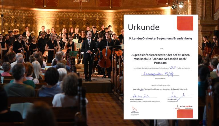 Vor goldenem Kirchenhintergrund steht das Jugendsinphonieorchester der Städtischen Musikschule Potsdam. Die Zuschauerreihen sind gut gefüllt. Im rechten Vordergrund ist die Abbildung einer Urkunde eingefügt - das JSO feiert einen Erfolg.