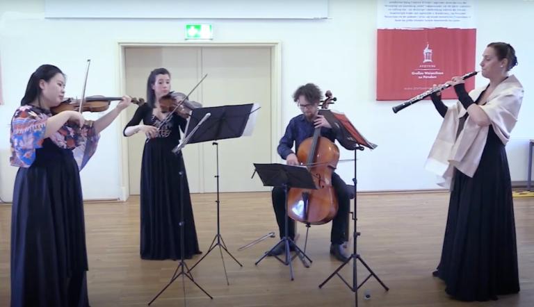 Ein klassisches Musikquartett in Aktion - Violinistin, Bratscherin, Cellist und eine Oboisten.