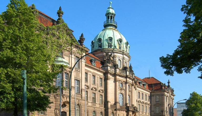 Foto des Stadthauses/ Rathauses von außen mit Blick auf die Kuppel