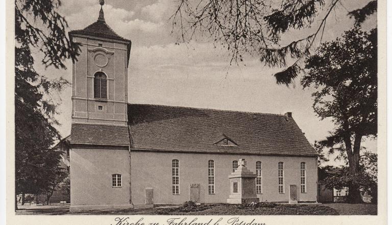 Die Postkarte zeigt die Dorfkirche Fahrland um 1931.