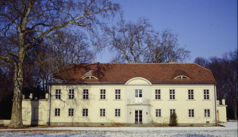 Das Bild zeigt Schloss Sacrow in Winter, um 2000.