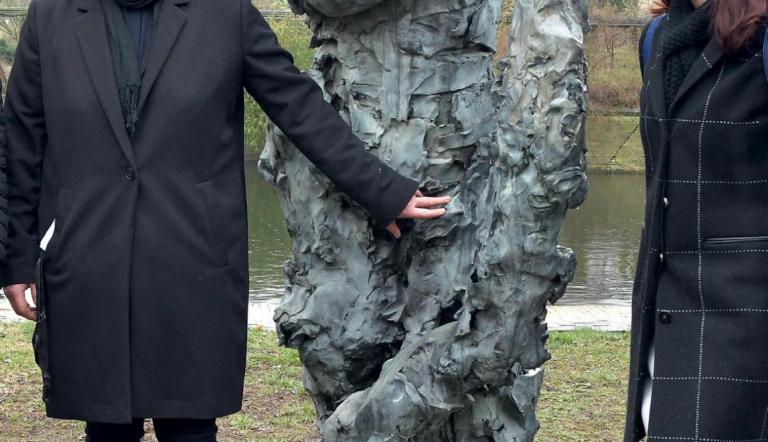 Künstlerin Stella Hamberg und Dr.Jutta Götzmann vor der Skulptur "Berseker I",