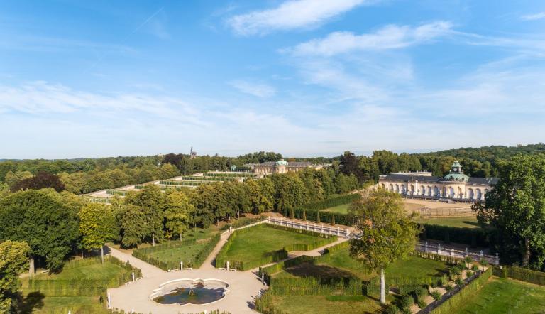 Die Luftaufnahme zeigt die Bildergalerie und im Hintergrund das Schloss im Park Sanssouci.