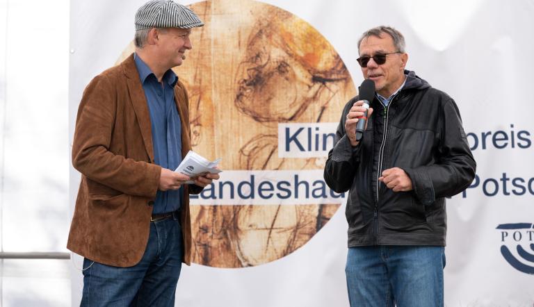 Moderator Attila Weidemann im Gespräch mit Bürgermeister Burghard Exner (Foto: Stefan Gloede)
